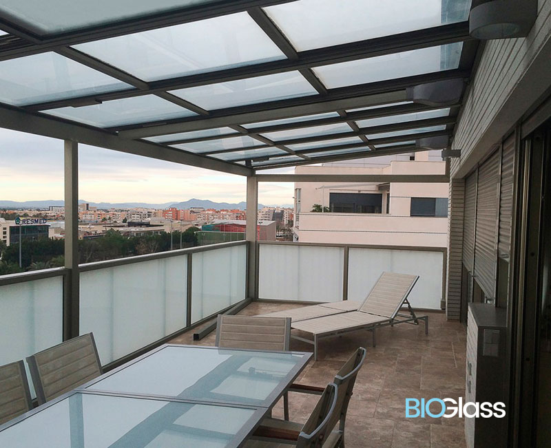 Protege tu terraza de la lluvia con los cerramientos de techo móvil - 🥇  Cerramientos de aluminio y techos móviles en Madrid